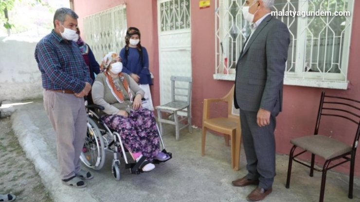 İki engelli ailesi sevindirildi