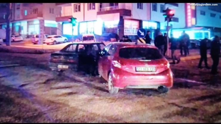 İki otomobil çarpıştı: 2 yaralı