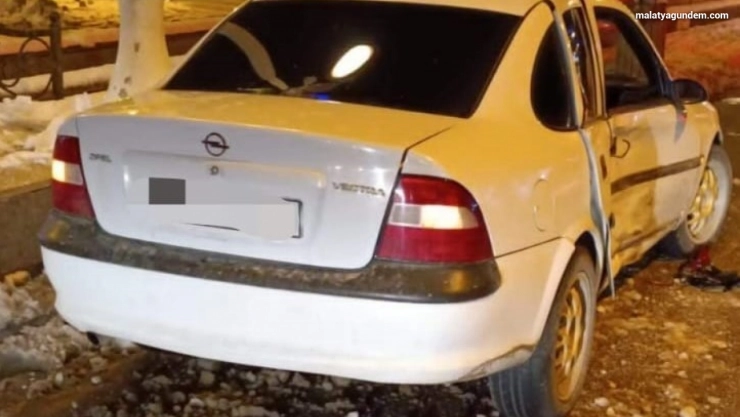 İki otomobil çarpıştı: 3 yaralı