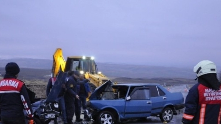 İki Otomobil Kafa Kafaya Çarpıştı: 5 Yaralı