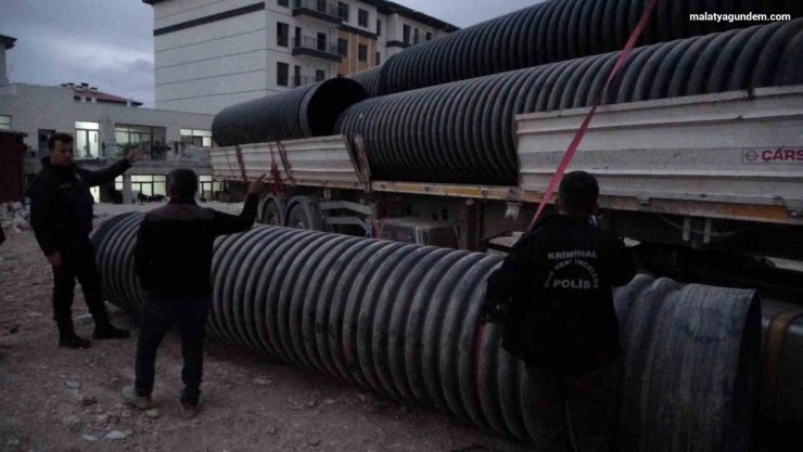 İnşaatta üzerine 750 kilo plastik boru düşen sürücü ağır yaralandı