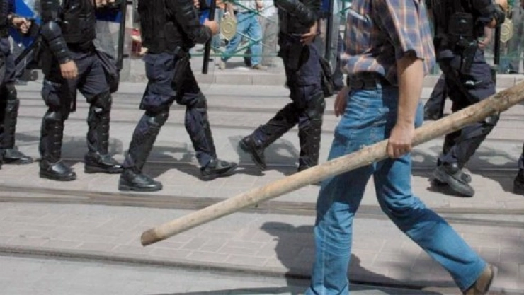 İşçilerin kürek kavgası