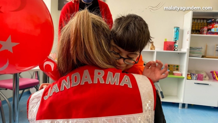 Jandarma'dan özel çocuklara özel ilgi