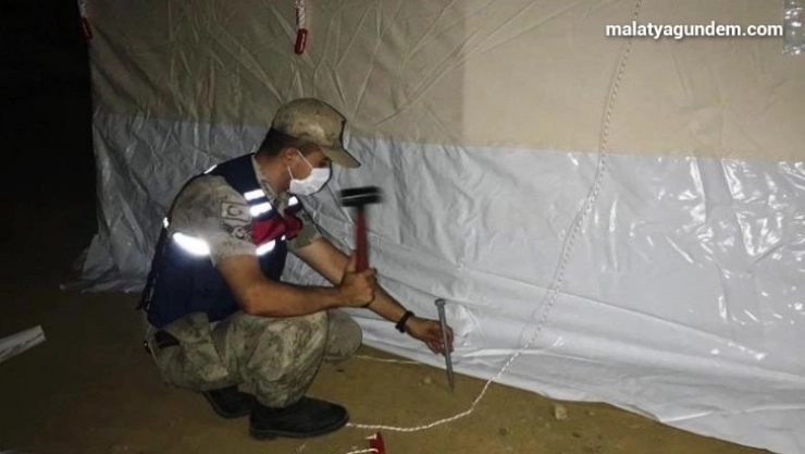 Jandarma deprem bölgesinde çadır kurdu