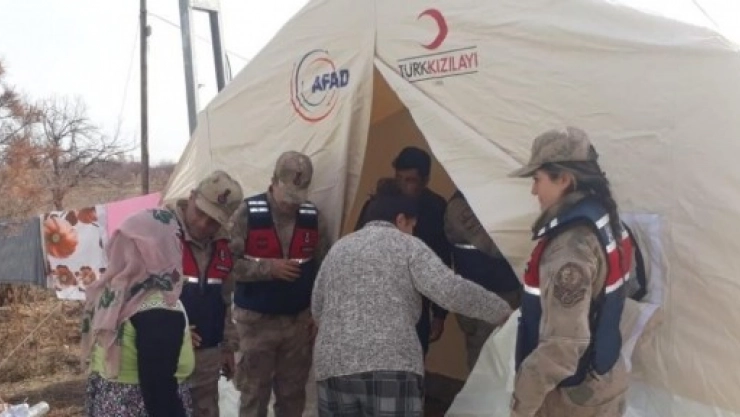  Jandarmadan Depremzedelere Yardım