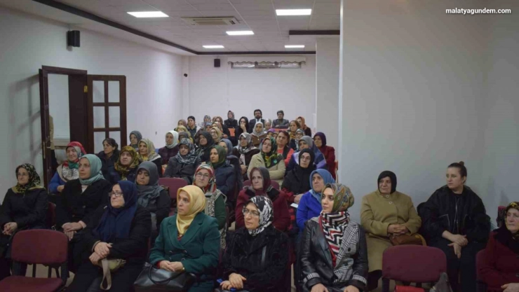 Kadın Akademisi programının ilk dersi medya okuryazarlığı