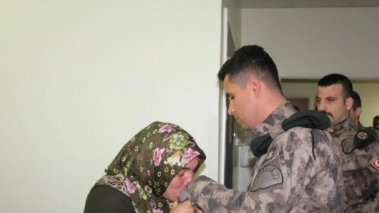  Kahraman Özel Harekatçı Kurtardığı Depremzedeyi Ziyaret Etti