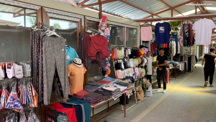 Kanalboyu esnaf çarşısı AVM'leri aratmıyor