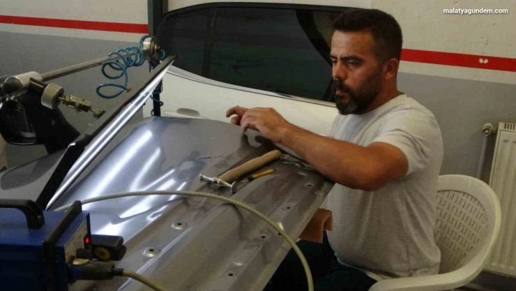 Kaporta ustası torpil ve balonla göçük düzeltiyor