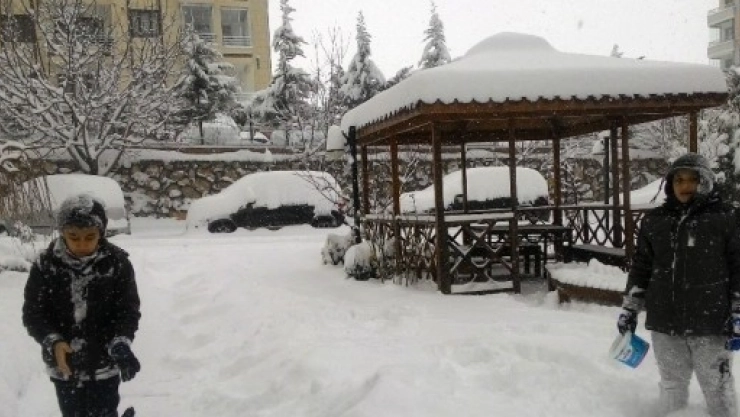 Kar Çocukları Sevindirdi, Sürücüleri Üzdü