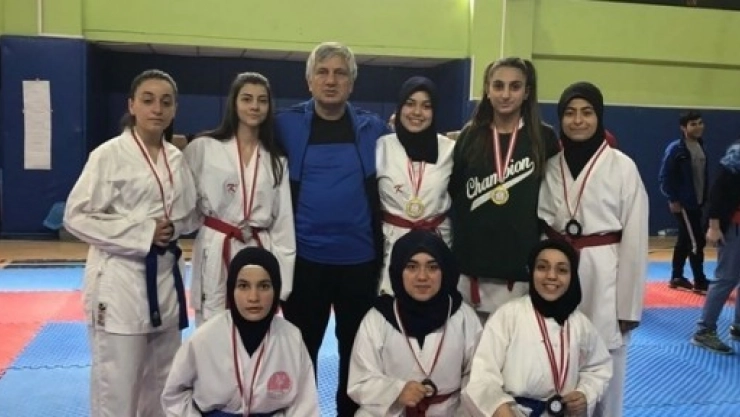 Karate Şampiyonasından Dereceyle Döndü