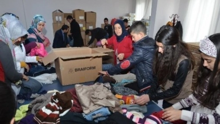'Kardeşlerimiz Üşüyor, Bir Çocuk Da Sen Giydir' Kampanyasında 500 Koli Yardım Toplandı