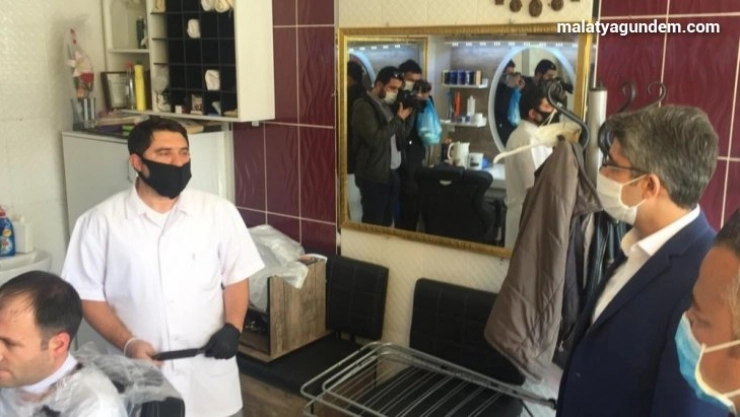 Kaymakam Çalışır, berberleri denetledi