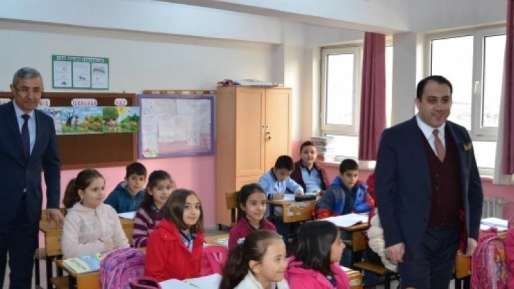 Kaymakam Zengince Öğrencilere Kurum Üzüm Dağıttı