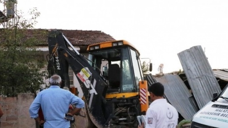 Kepçe Eve Girdi: 1 Ölü, 2 Yaralı