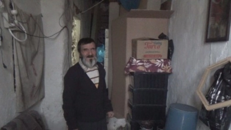 Kimsesiz Yaşlı Adam Yardım Bekliyor