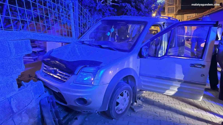 Kontrolden çıkan araç bahçe duvarına çarptı: 1 yaralı