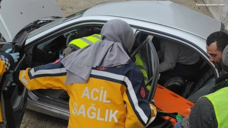 Kontrolden çıkan araç karayolunda bakım yapan ekiplerin aracına çarptı: 1 yaralı
