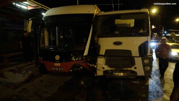 Kontrolden çıkan beton mikseri trambüse çarptı: 4 yaralı