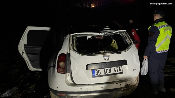 Kontrolden çıkan jip şarampole uçtu: 2 yaralı