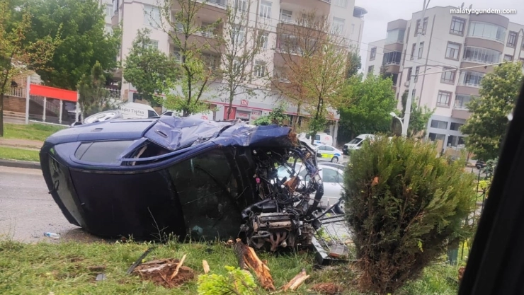 Kontrolden çıkan otomobil refüje çarptı: 2 yaralı