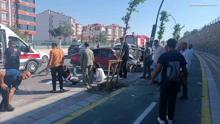 Kontrolden çıkan otomobil refüje çarptı: 4 yaralı