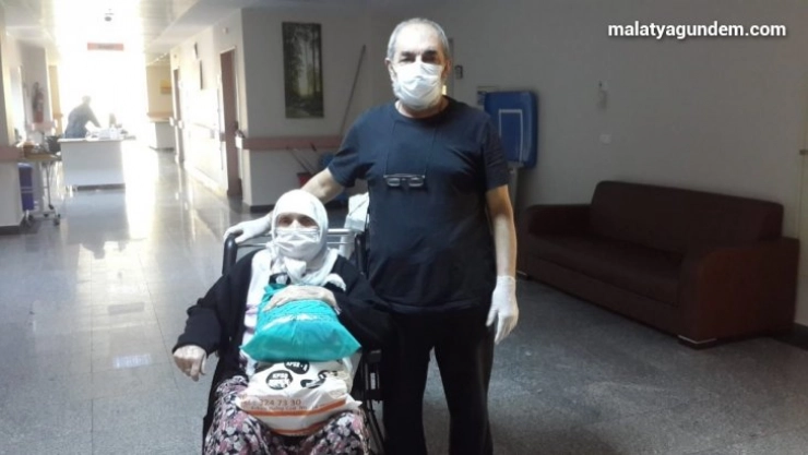 Virüsten kurtulan anne ve oğlu taburcu oldu