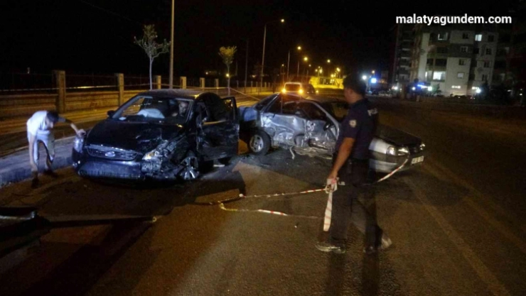 Lastiği patlayan otomobil karşı şeride geçti: 3 yaralı