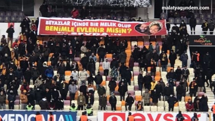 Maçta pankartla evlilik teklifi