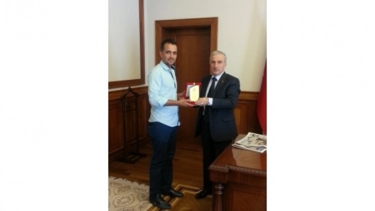 Mafsad'tan Vali Kamçı'ya Plaket