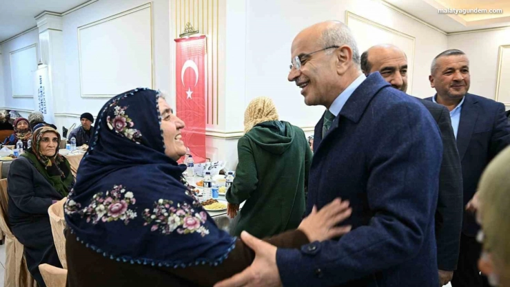 Büyükşehir Belediyesi'nin iftar sofraları büyük ilgi görüyor