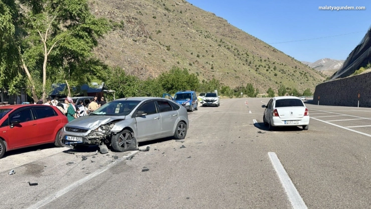 2 otomobil çarpıştı, 1 kişi yaralandı