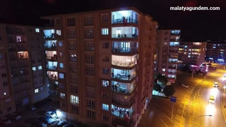 Malatya'da 23 Nisan coşkusu evlerde yaşandı
