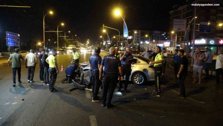 Malatya'da 4 aracın karıştığı kazada ortalık savaş alanına döndü: 3 yaralı