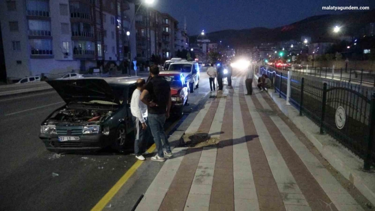 4 araçlı zincirleme kazada 2 kişi yaralandı