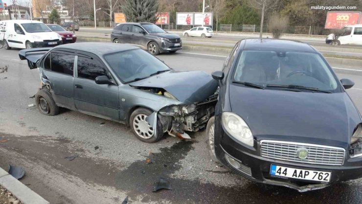 Malatya'da 6 aracın karıştığı zincirleme kazada 2 kişi yaralandı