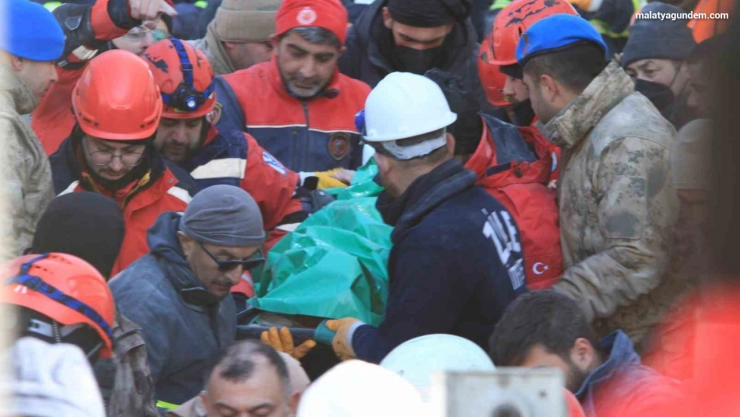 Malatya'da 81 saat sonra 72 yaşındaki depremzede enkazdan sağ kurtarıldı