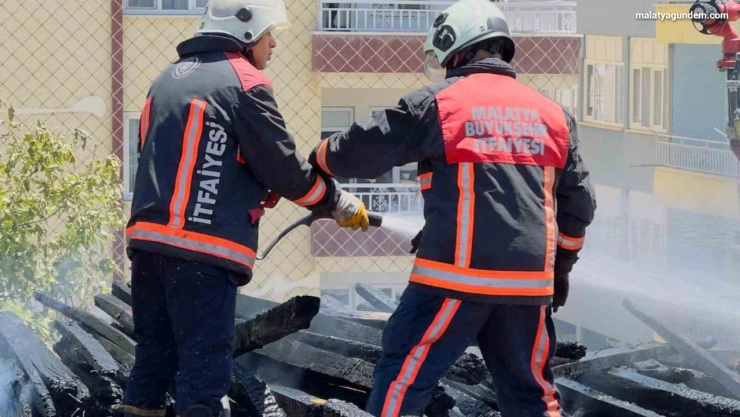 Ağır hasarlı okulun çatısında korkutan yangın