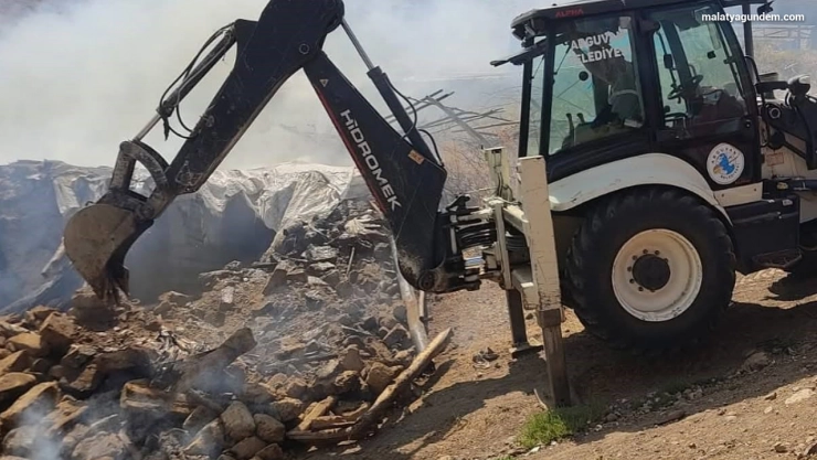 Ahır yangını: 10 küçükbaş hayvan telef oldu