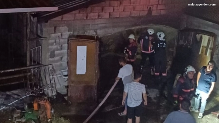Ahır yangını paniğe neden oldu