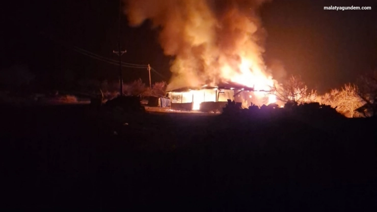 Alevlere teslim olan ev küle döndü