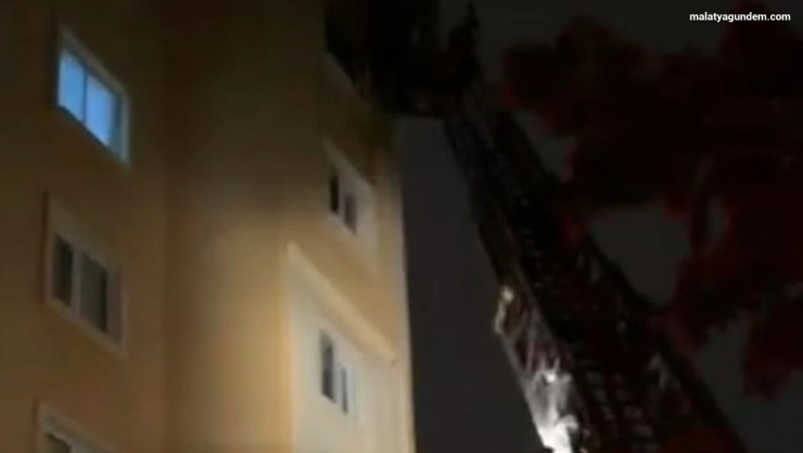 Apartman yangınında hamile kadın ve eşi hastaneye kaldırıldı