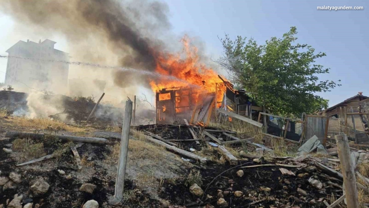 Araç ve baraka yangını korkuttu