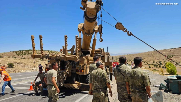 Askeri araç devrildi: 2 asker yaralandı