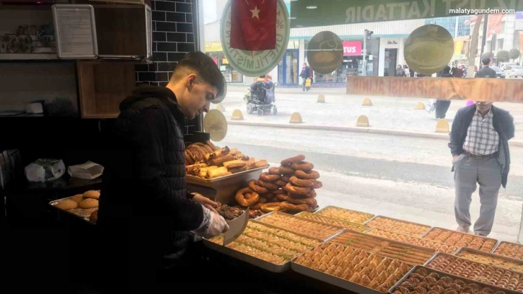 Baklava ustalarının yoğun mesaisi başladı