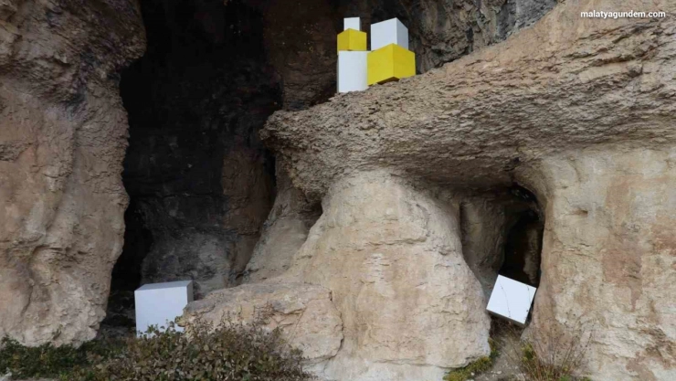 Bin 500 rakımdaki mağaralarda çağdaş sanat sergisi