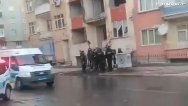 Ağır hasarlı binada ölü bulundu