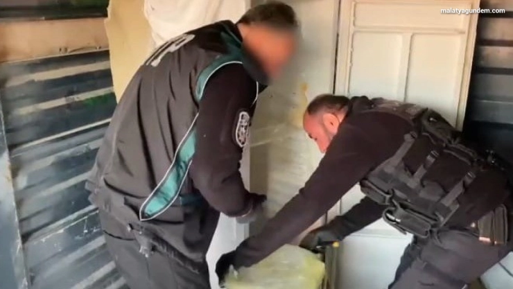 Buzdolabında 11 kilo 650 gram skunk ele geçirildi