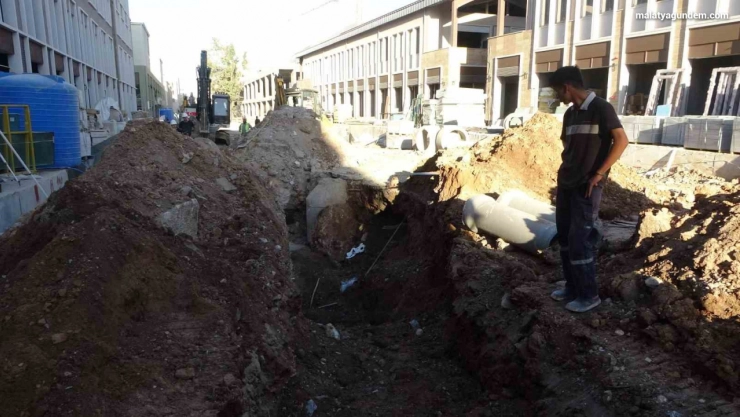 Çarşı inşaatında göçük altında kalan işçi kurtarılamadı