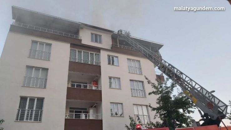 Çatı yangını korkuttu